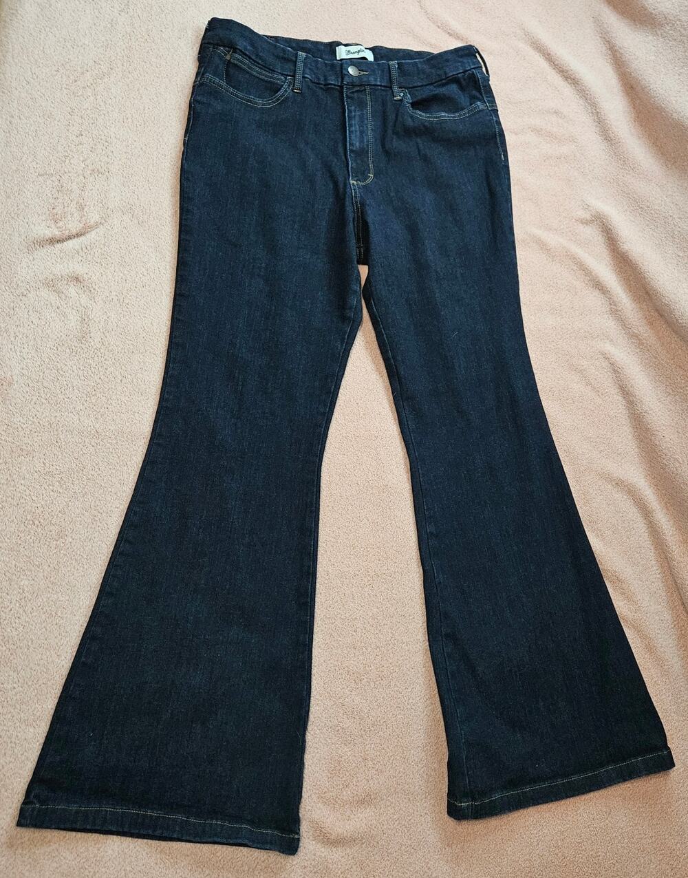 Wrangler Dark Wash Flare Leg Jeans 33 x 32 Excellent Pre-owned Condition